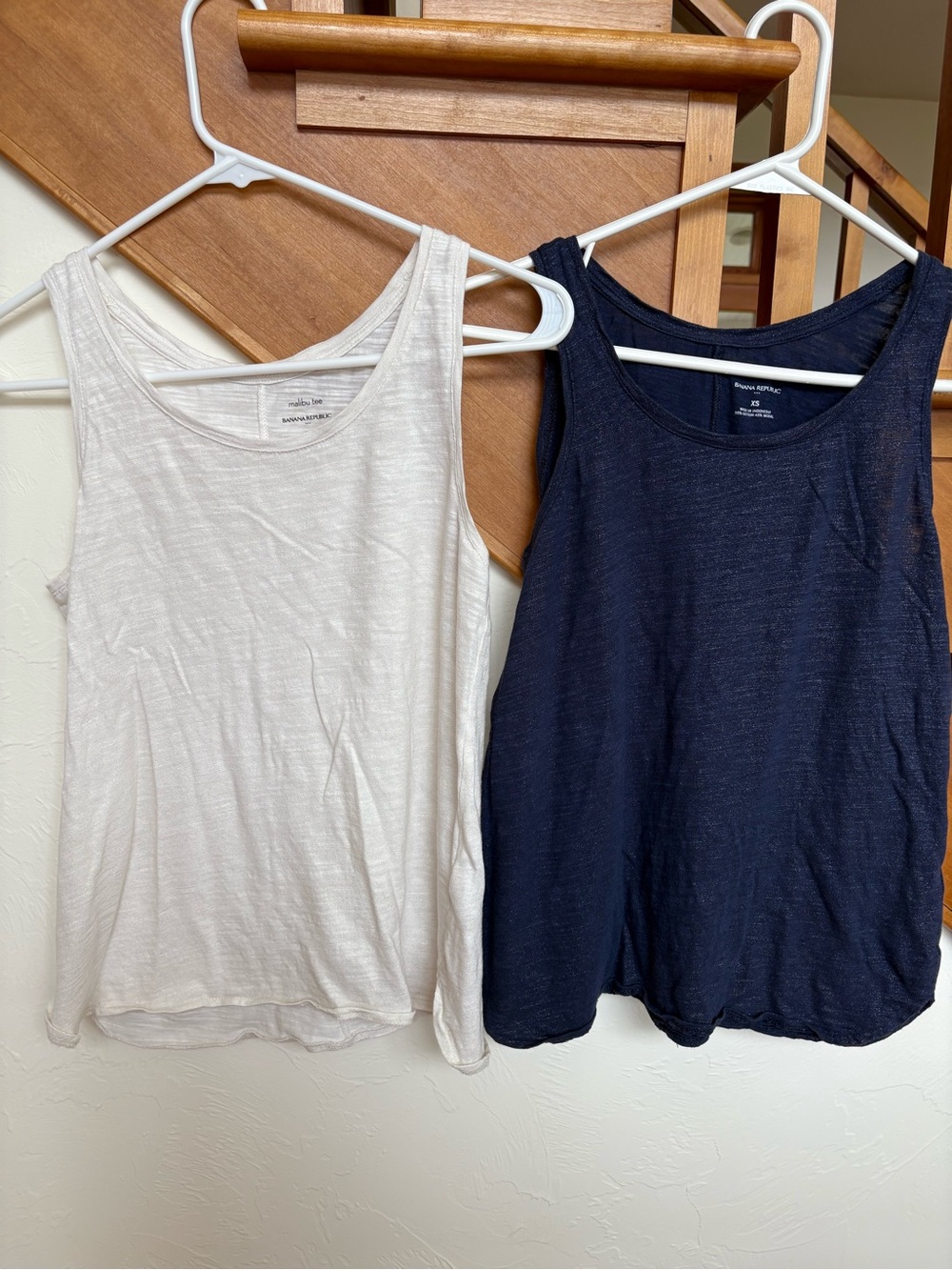 Two LIKE NEW Banana republic Malibu Tee Scoop Neck Tanks Navy White Gold - Picture 8 of 9